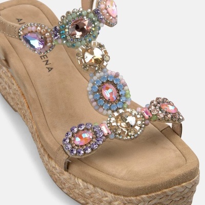 Sandália de cunha com tiras decoradas com pedras multicoloridas e salto em ráfia