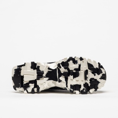 Sola de calçado desportivo preto e branco com textura robusta