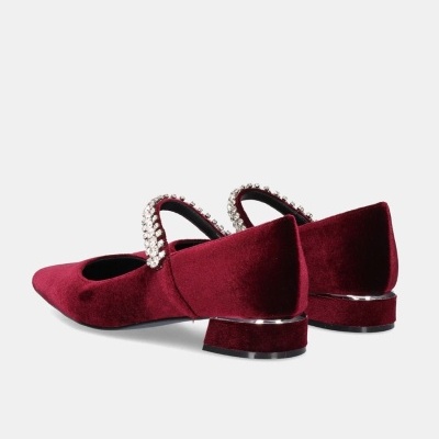 Sapatos femininos vermelhos em veludo com tira e salto