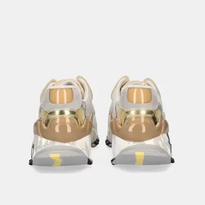 Ténis desportivos bege, dourado, cinza e branco vistos de trás