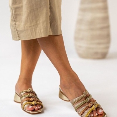 https://www.anajosapataria.com/product/sandalias-mlv-clarisse-09-gold