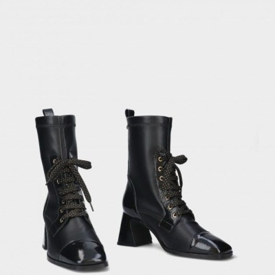 Botas pretas de couro com atacadores e salto médio