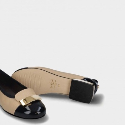 sapatos bailarina bege e preto com pormenores dourados