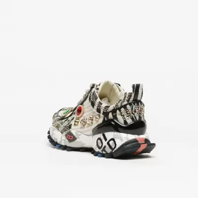 Ténis desportivos brancos e pretos com aplicações coloridas e padrão animal