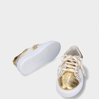 Sapatilhas douradas com sola branca e detalhes em malha branca