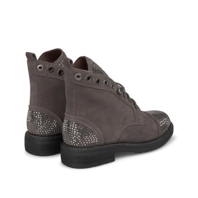 Botas cinzentas com tachas prateadas no calcanhar e ponta