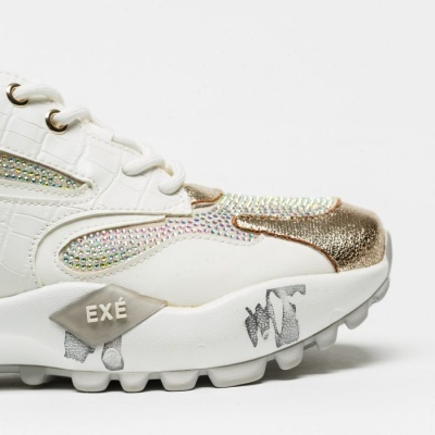 Tênis branco com detalhes dourados e cristais brancos com sola branca