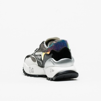 Ténis desportivos com materiais variados e detalhes iridescentes vistos pelo lado traseiro