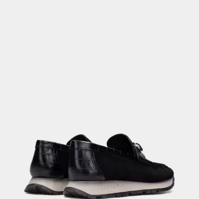 Sapatos masculinos pretos com textura croco e sola branca