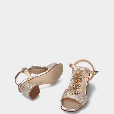 Sandálias douradas com salto grosso e flores decorativas