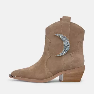 Bota castanha clara com detalhe decorativo em forma de lua.