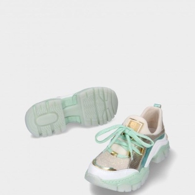 Ténis esportivos com sola espessa e detalhes verdes e dourados