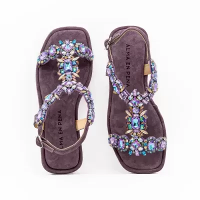 Sandálias femininas roxas com pedras decorativas e fivela prateada