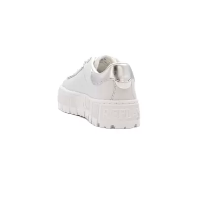 Sapato desportivo branco com sola espessa e detalhe prateado