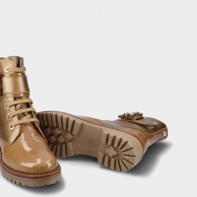 Botas de couro castanho claro brilhante com atacadores e fivela dourada