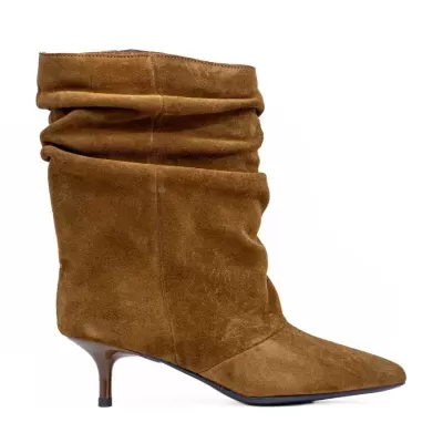 Bota feminina castanha em camurça com salto baixo e cano franzido