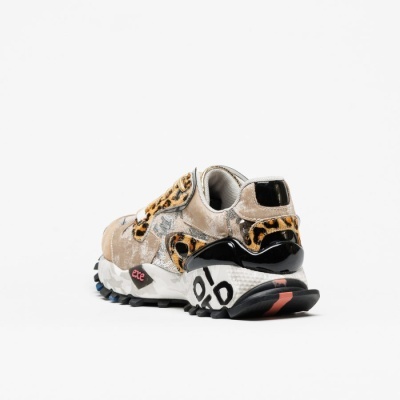 Ténis bege com detalhes de padrão de pele de leopardo e sola preta e branca com pormenor vermelho