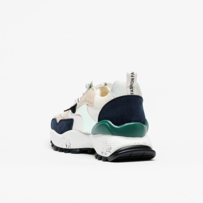 ténis desportivos branco e azul escuro com detalhes verdes e bege