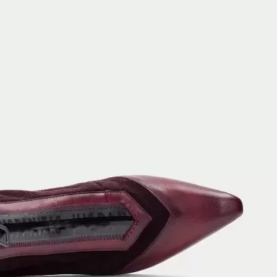Sapato feminino de bico fino em pele bordô com detalhe em camurça e fecho de correr preto