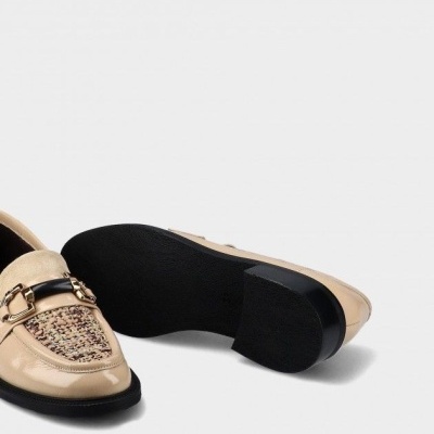 Sapatos tipo mocassim bege com padrão tweed e sola preta