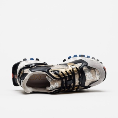 Tênis desportivo dourado, preto e cinzento com lantejoulas e sola colorida