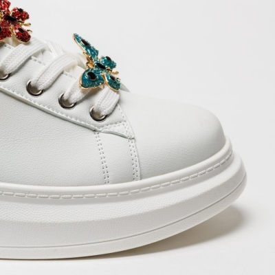 Tênis branco com borboletas decorativas vermelha e azul