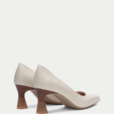 Sapatos de salto alto brancos com salto castanho estriado