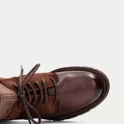 Sapato masculino em couro e camurça castanha com atacadores