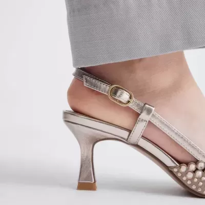 Sandália prateada com salto médio e pérolas