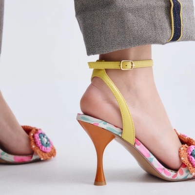 Sandálias de salto alto amarelas com base floral e decoração de flores em crochet.