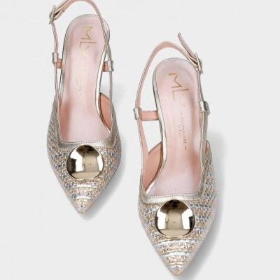 Sapatos de salto alto bege e dourado com botão dourado decorativo