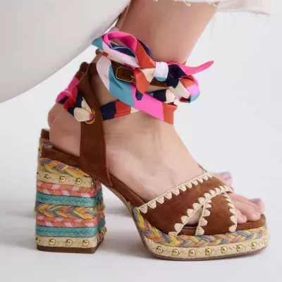 Sandálias de salto alto castanhas com tiras e fita colorida no tornozelo
