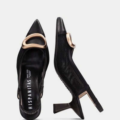 Sapatos de salto alto pretos com detalhe metálico dourado e bico fino