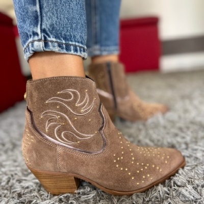 Botins castanhos de camurça com padrão bordado branco e detalhes dourados