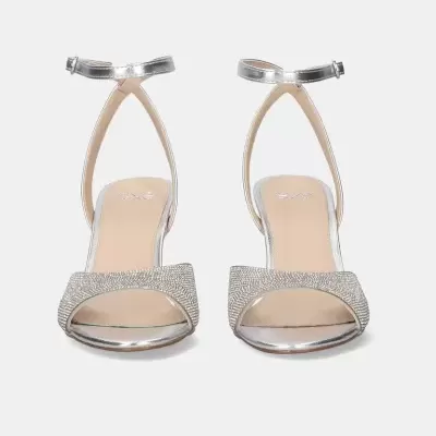 Sandálias de salto alto prateadas com brilhantes e fivela no tornozelo