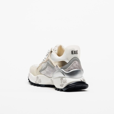 Tênis desportivo branco e bege com detalhes prateados e sola preta