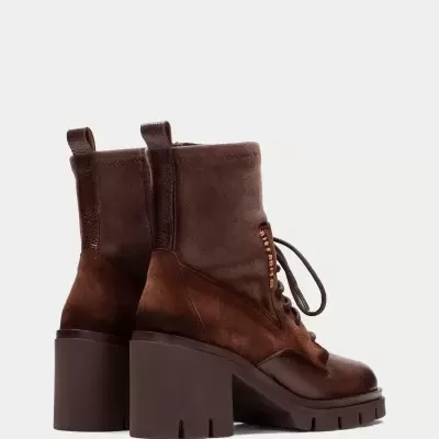 Botas de salto alto castanhas com atacadores em fundo branco