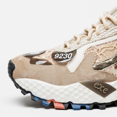 Tênis bege e branco com sola colorida e detalhes em renda