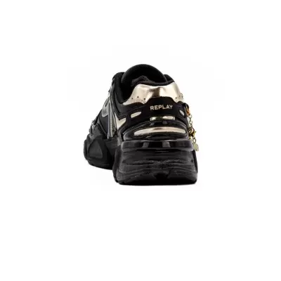 Ténis pretos com detalhes metálicos dourados e marca REPLAY na parte traseira