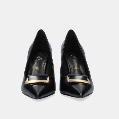 Sapatos de salto em pele preta com fivela dourada