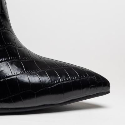 Bota preta com textura de couro crocodilo e bico pontiagudo