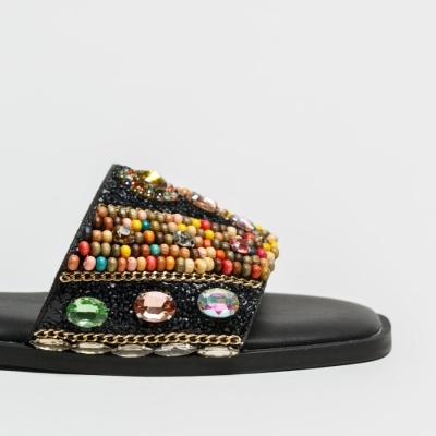 Chinelo preto decorado com pedras e contas coloridas