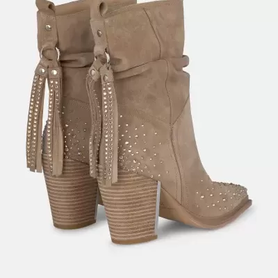 Botas bege claro em camurça com tachas metálicas e salto robusto de madeira