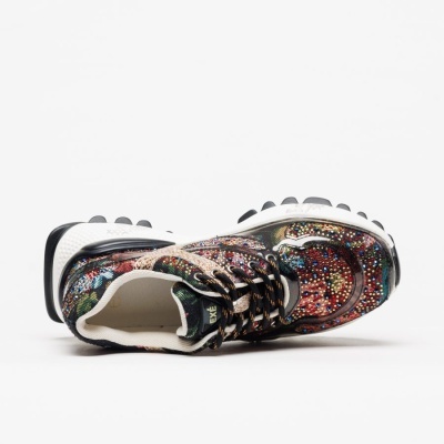 Tênis desportivo multicolorido com detalhes brilhantes e sola branca