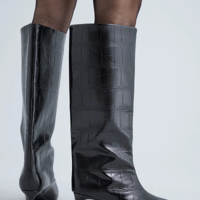 Botas pretas femininas altas com padrão imitação pele de crocodilo e salto fino
