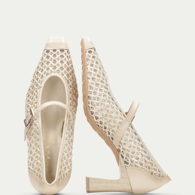 Sapatos femininos bege com padrão de rede e salto médio