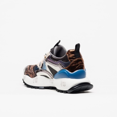 Ténis desportivo com padrão animal print castanho e detalhes azuis