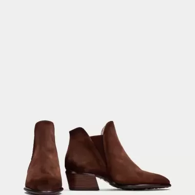 Botas castanhas de camurça com salto médio