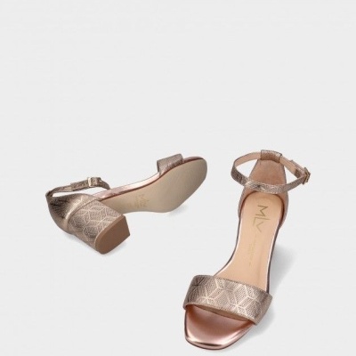 sandálias metalizadas com salto médio quadrado e tiras