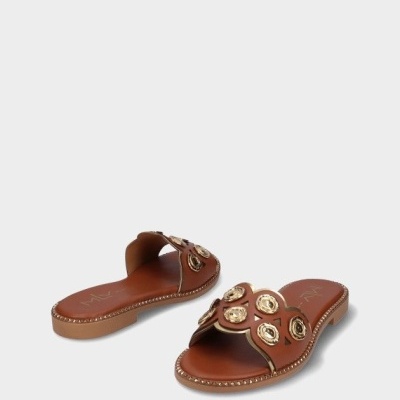 Chinelos castanhos de couro com botões dourados e detalhe em tachas na sola